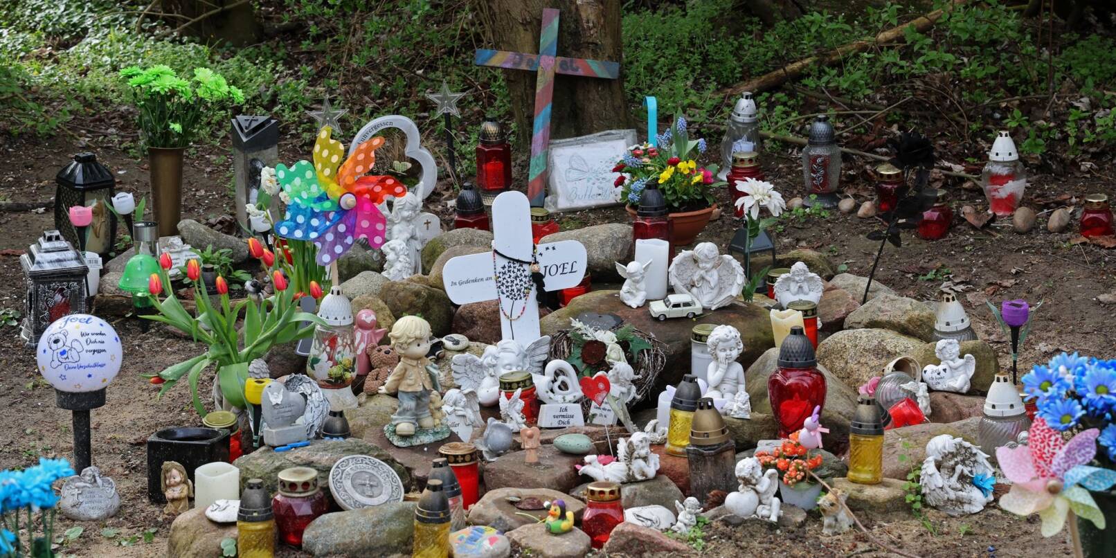 Kreuze, Figuren, Kerzen und Blumen stehen in Pragsdorf an der Stelle, wo die Leiche des kleinen Joel gefunden wurde.