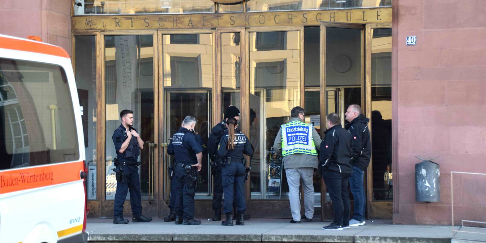 Ein Mann ist am Dienstag nach einem Polizeieinsatz mit Schusswaffengebrauch in Mannheim verstorben.