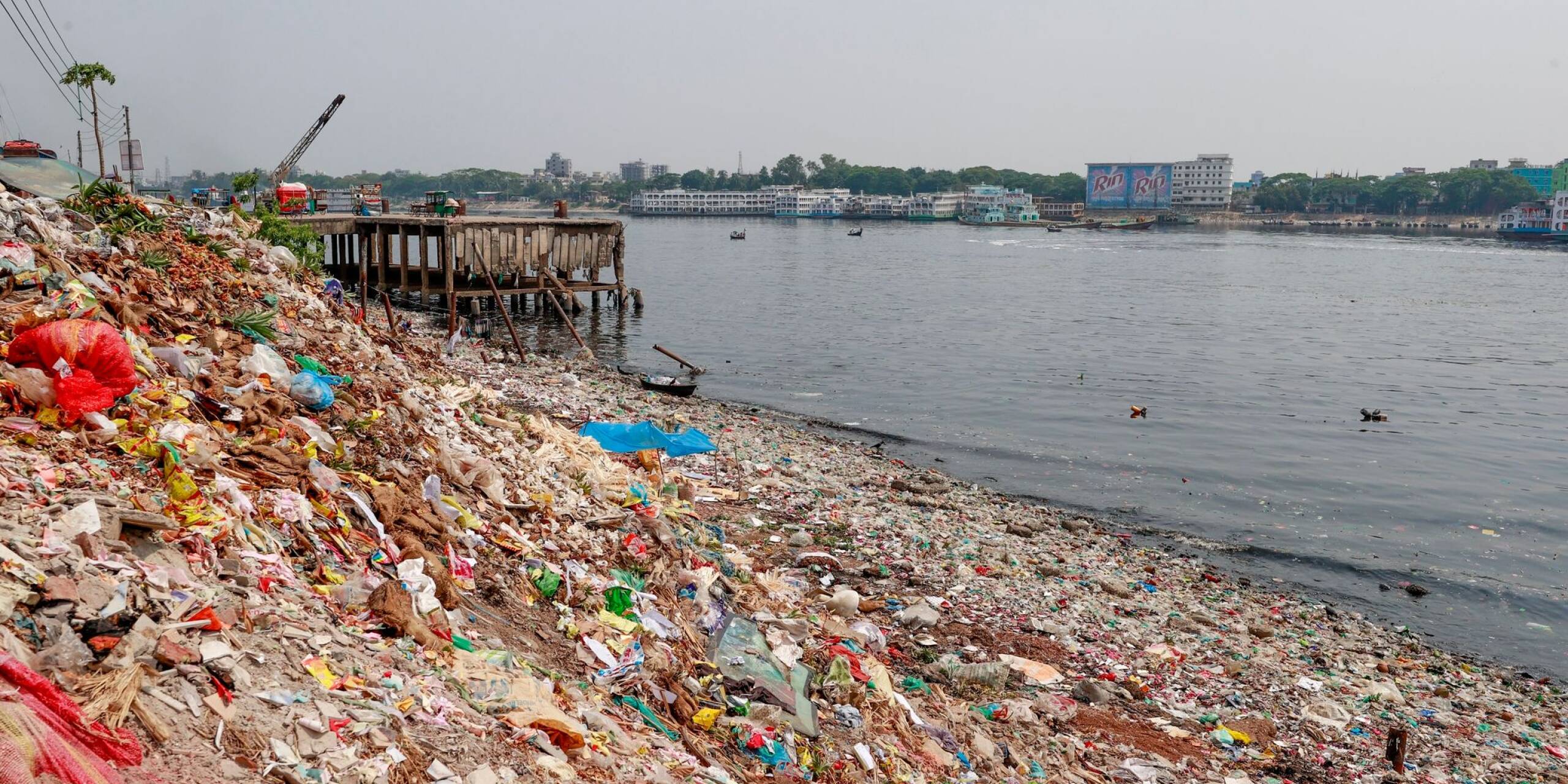 Nicht nur Dhaka, die Hauptstadt Bangladeschs, hat mit Bergen von Plastikmüll zu kämpfen. Zurzeit verhandeln Delegierte aus mehr als 170 Ländern in Kanada über ein globales UN-Abkommen gegen Plastikverschmutzung.