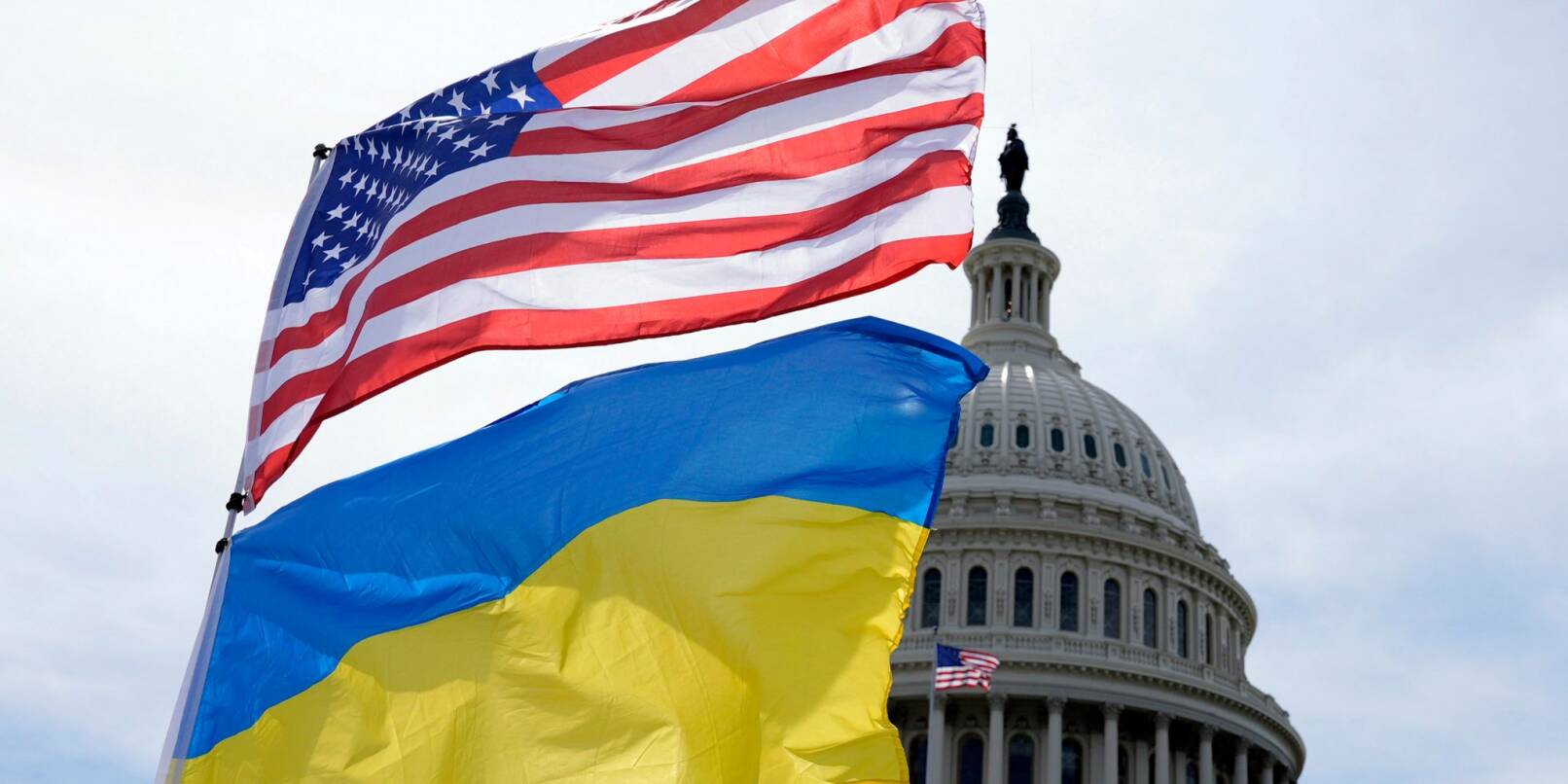 Die US-amerikanische und die ukrainische Flagge wehen vor dem Kapitol in Washington. Der US-Senat hat Kriegshilfen für die Ukraine in Höhe von rund 61 Milliarden US-Dollar gebilligt.