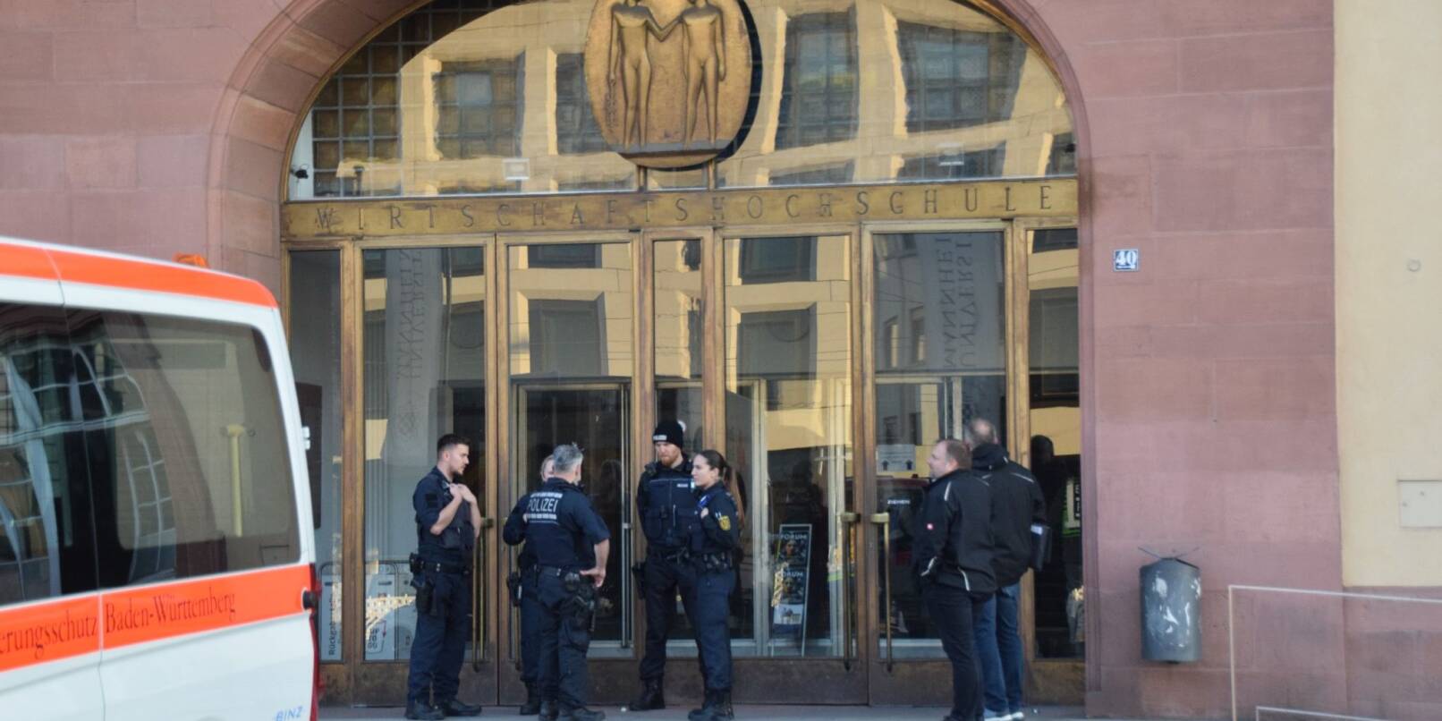Einsatzkräfte der Polizei stehen vor der Universität in Mannheim. Das Landeskriminalamt ermittelt nun zu dem tödlichen Polizeieinsatz.