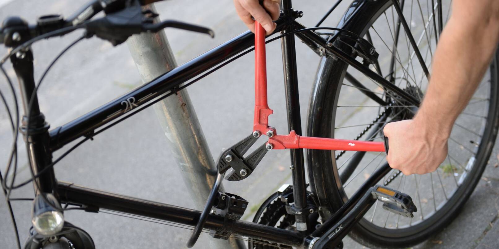 Die Versicherungen raten dringend, Fahrräder mit guten Ketten- oder Bügelschlössern zu sichern (Symbolbild).
