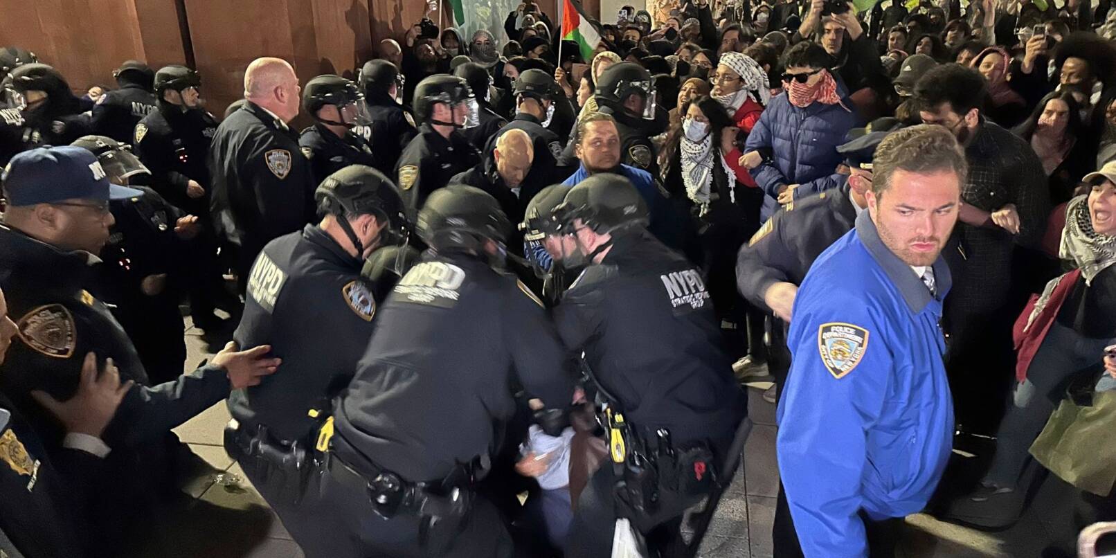 Polizisten nehmen auf dem Campus der New York University pro-palästinensische Demonstranten fest.
