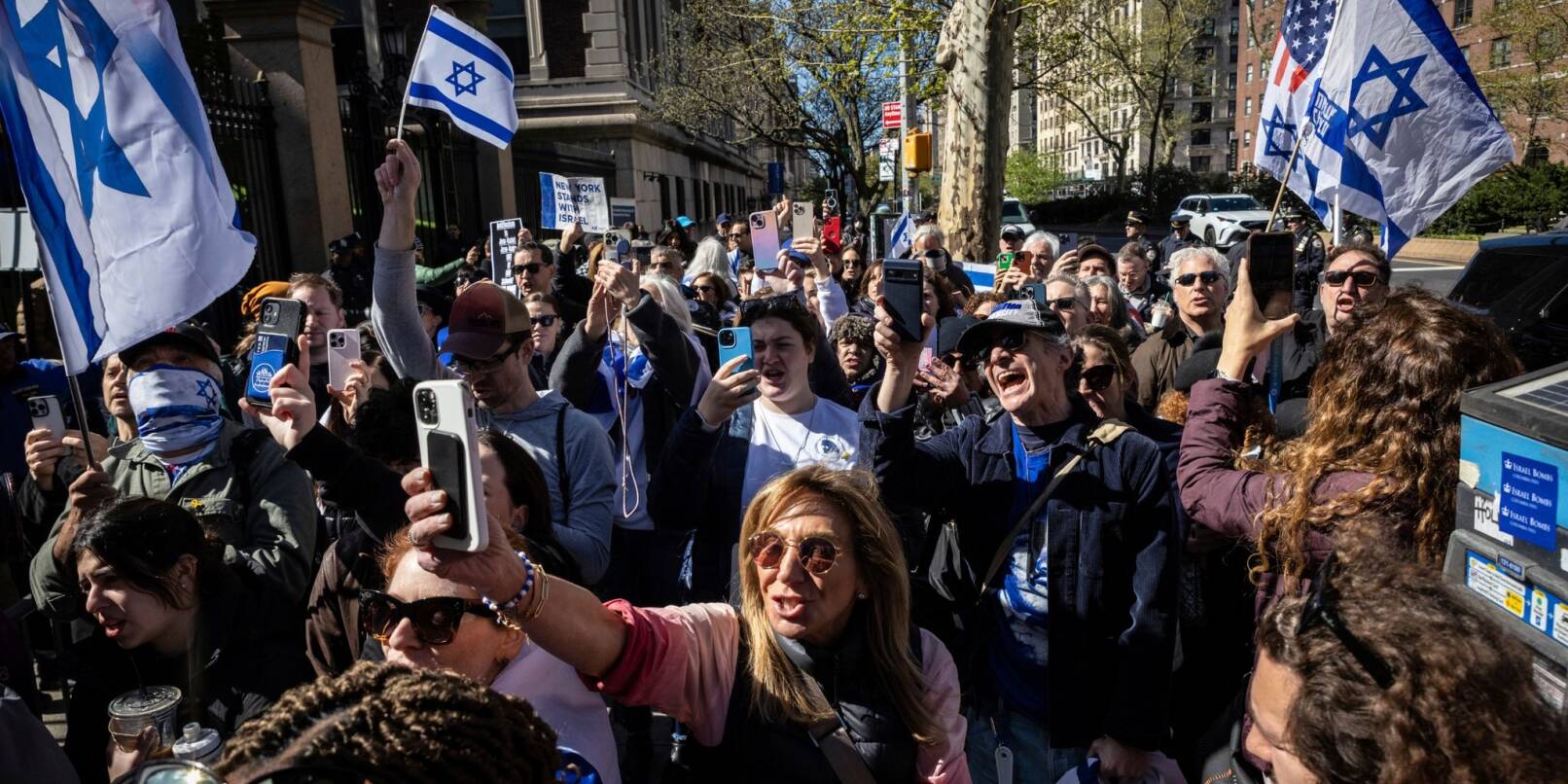Pro-israelische Demonstranten solidarisieren sich mit Columbia-Assistenzprofessor Shai Davidai.