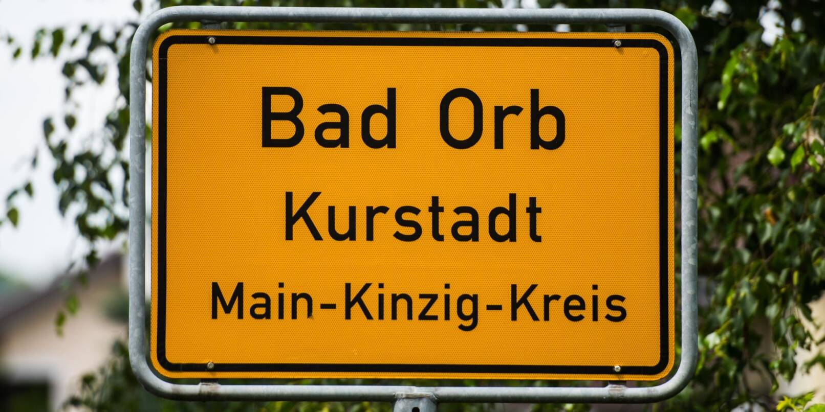 Das Ortsschild der Kurstadt Bad Orb steht am Ortseingang. In der Stadt wurde ein Jugendlicher beleidigt.