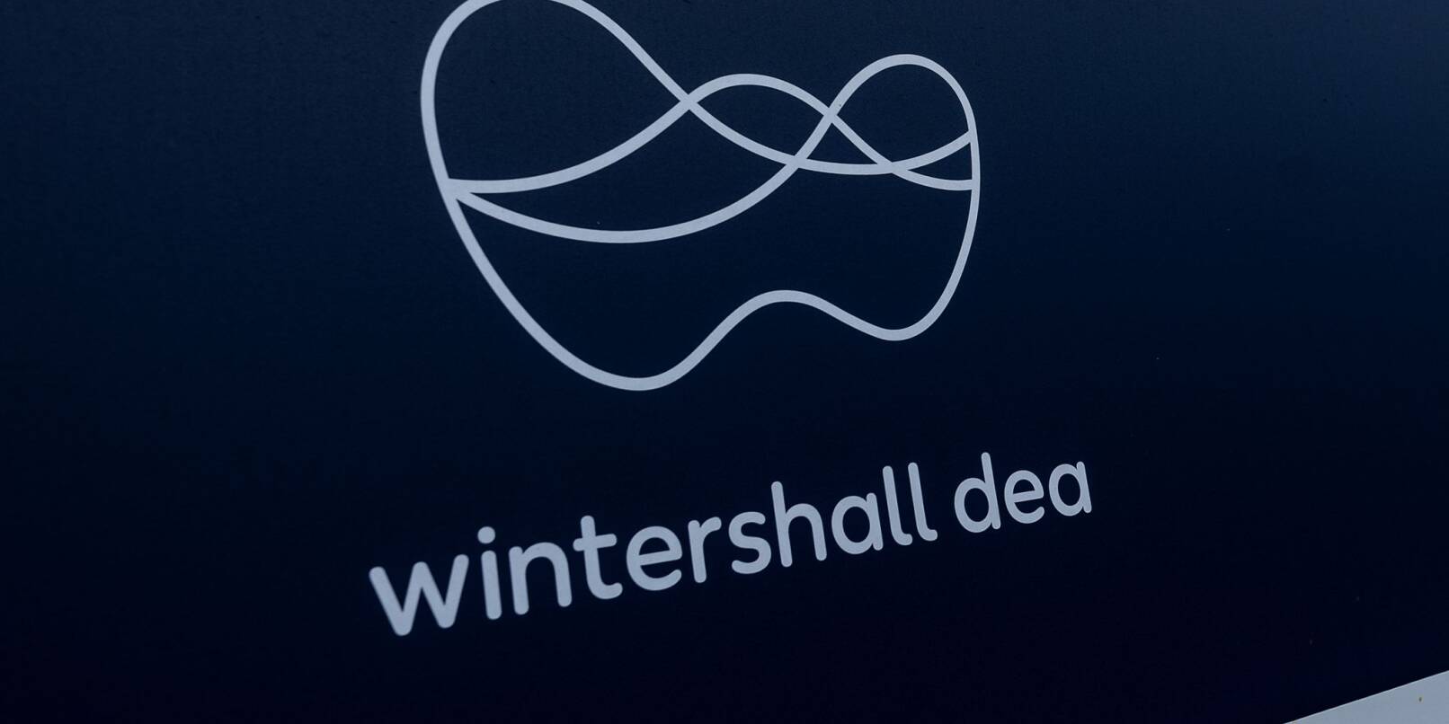 Das Logo von Wintershall Dea ist an einem Schild zu sehen.