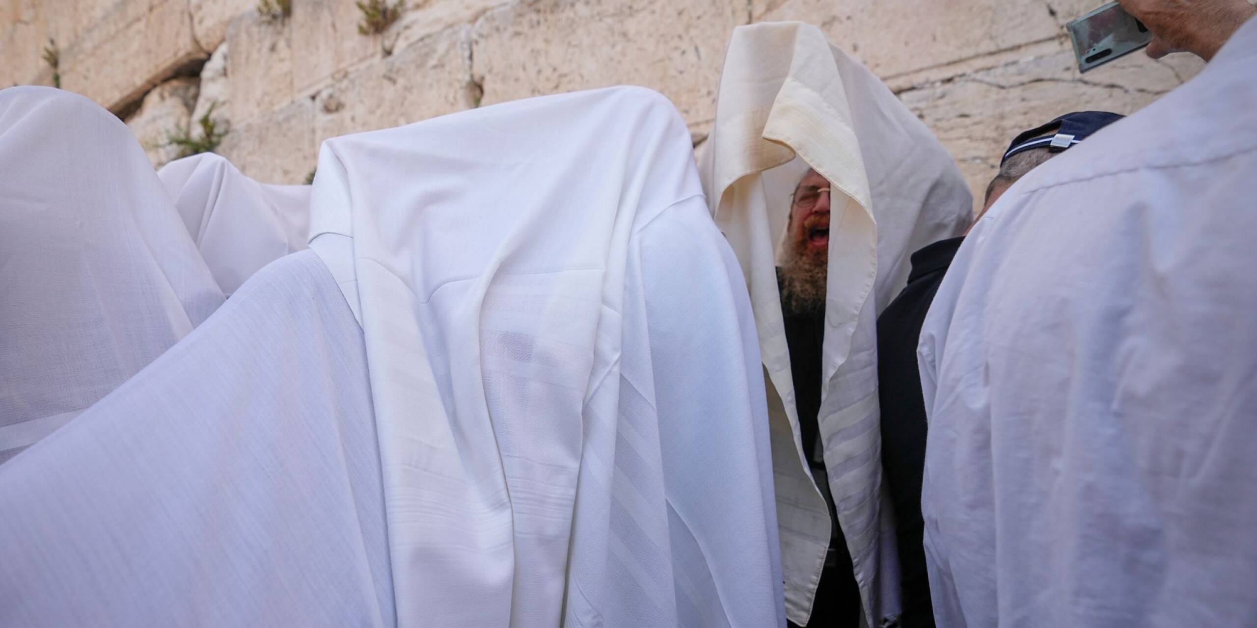 In Gebetsschals gehüllte jüdische Männer der Priesterkaste der Kohanim nehmen während des Pessachfestes an der Westmauer in Jerusalem an einer Segnungszeremonie teil.