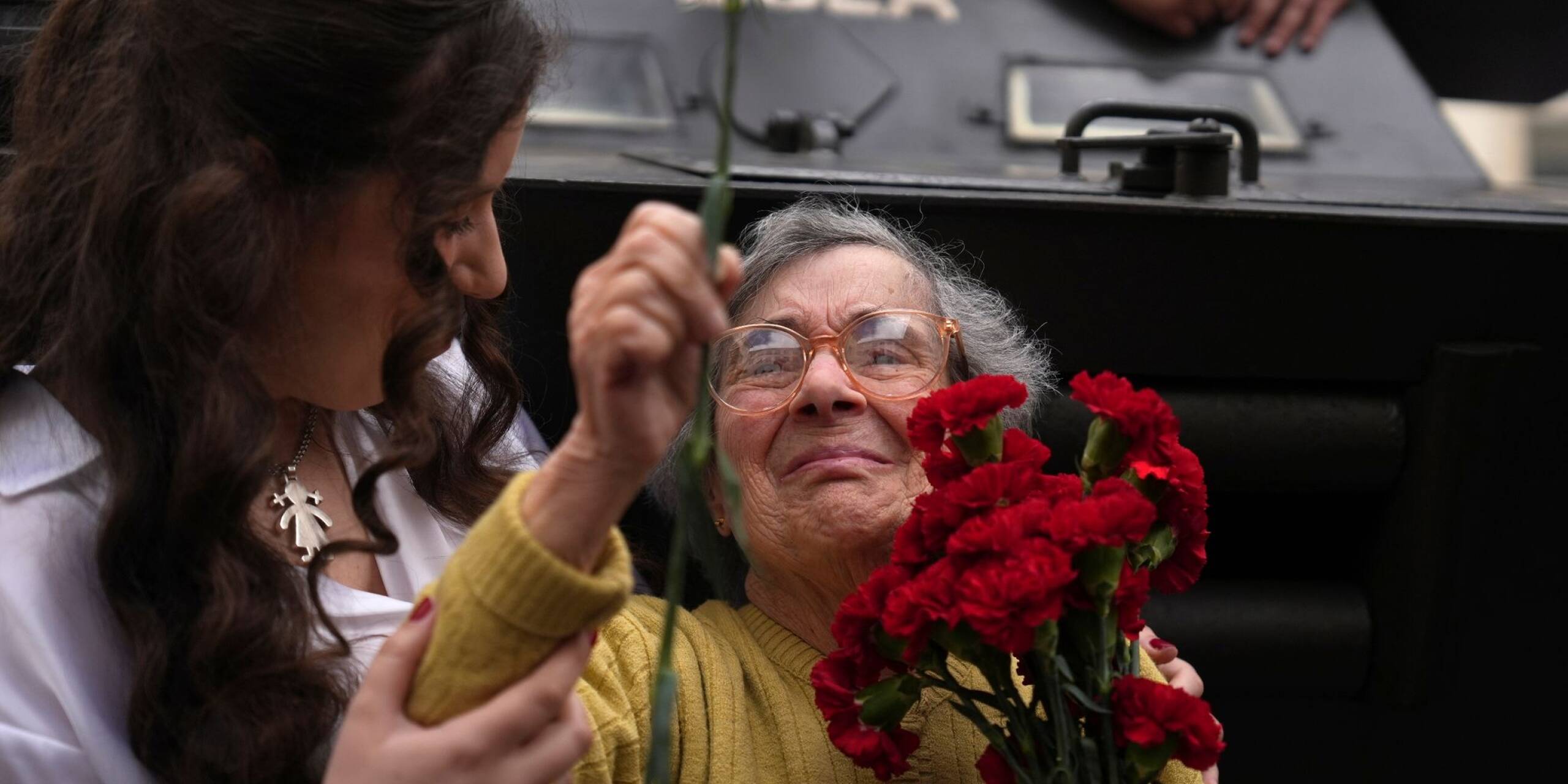 Die 90-jährige Celeste Caeiro hält einen Strauß rote Nelken bei den Feierlichkeiten zum 50. Jahrestag der «Nelkenrevolution» in Lissabon.