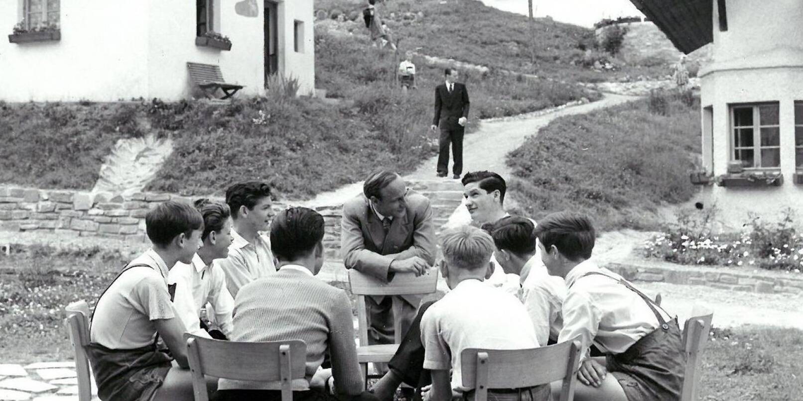 1953: Kinderdorf-Gründer Hermann Gmeiner unterhält sich mit Kindern im ersten SOS-Kinderdorf.
