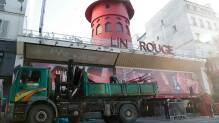 Mühlrad des Pariser Cabarets Moulin Rouge stürzt ab
