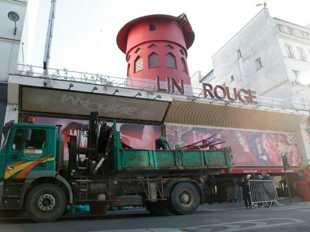 Mühlrad des Pariser Cabarets Moulin Rouge stürzt ab
