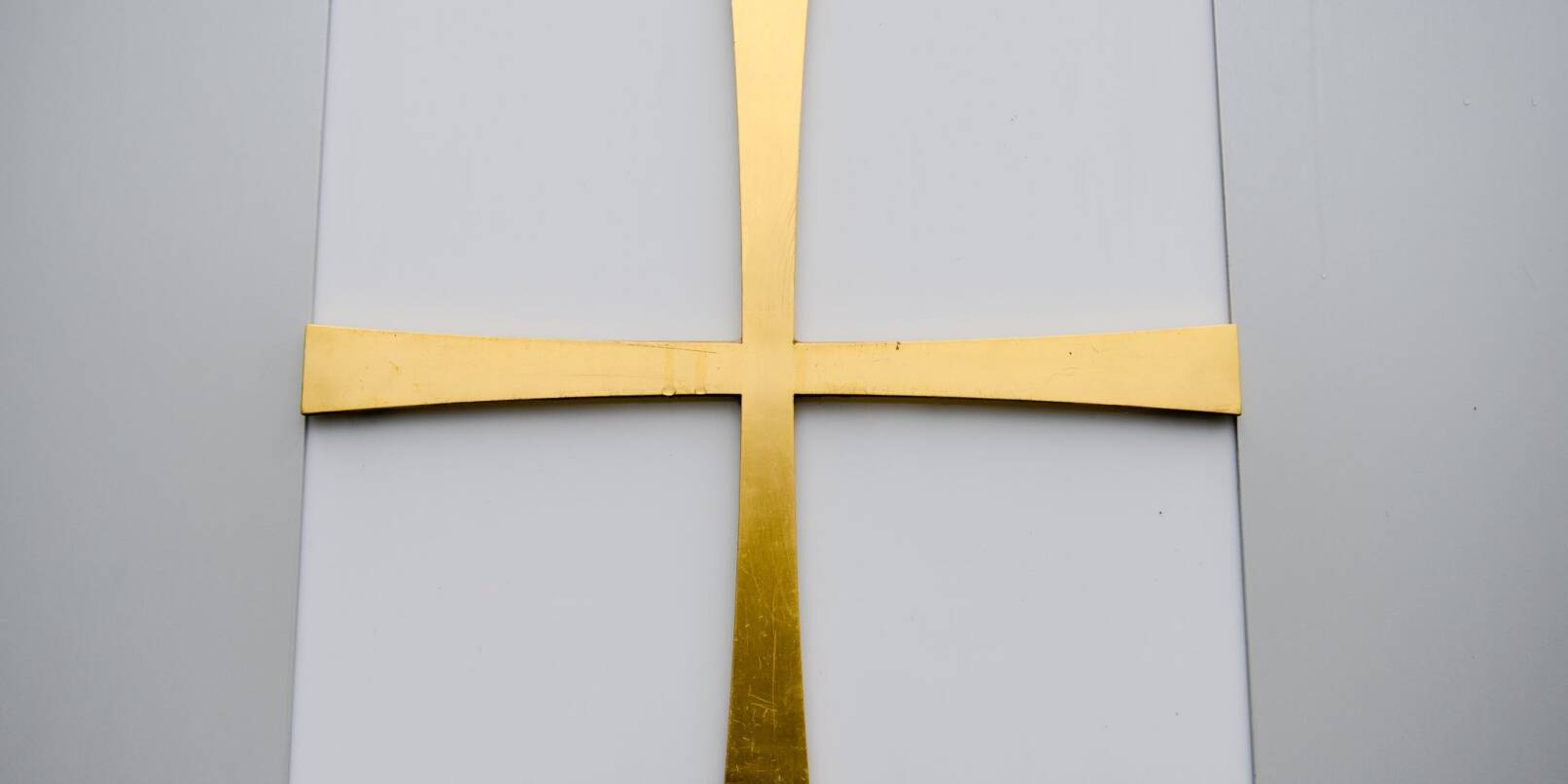 Blick auf ein Kreuz am Haus der Kirche in Kassel.