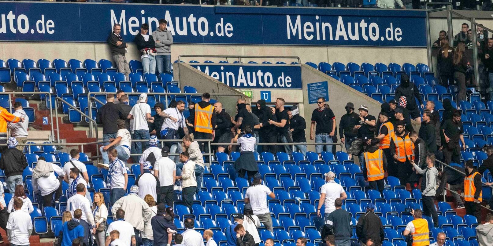 Schalker (weiße Shirts) und Frankfurter Fans prügeln sich nach dem Spiel auf der Tribüne.