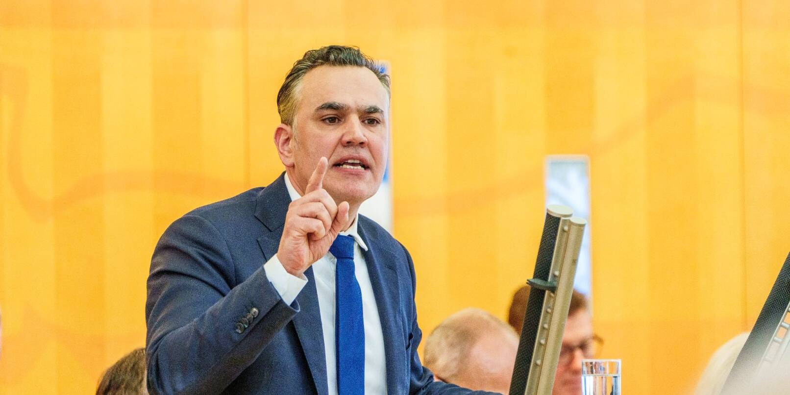 Stefan Naas (FDP), Fraktionsvorsitzender seiner Partei im Hessischen Landtag, spricht zu den Abgeordneten.