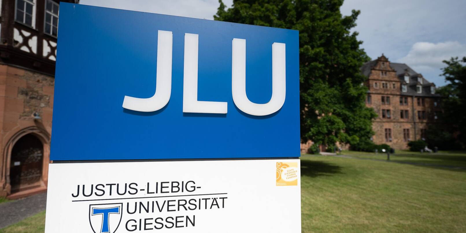 Das Logo der Justus-Liebig-Universität Gießen ist auf einem Schild zu sehen.
