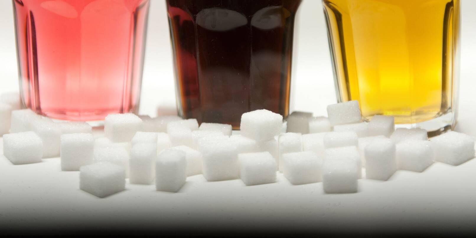 Bei gesüßten Erfrischungsgetränken hat sich laut einer Untersuchung ein zunächst deutlicher Rückgang der Zuckergehalte zuletzt nicht fortgesetzt.