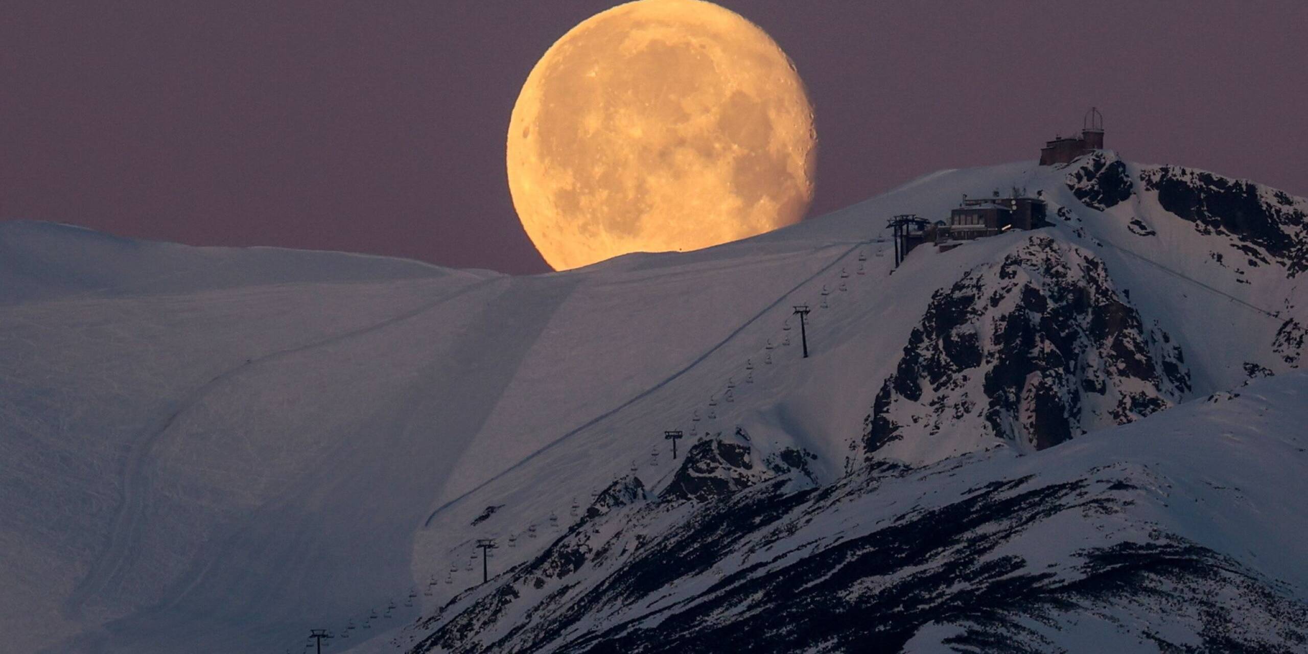 Der Monduntergang über dem Berg Kasprowy Wierch, in den polnischen Tatra-Bergen, von Polana Zgorzelisko aus gesehen.