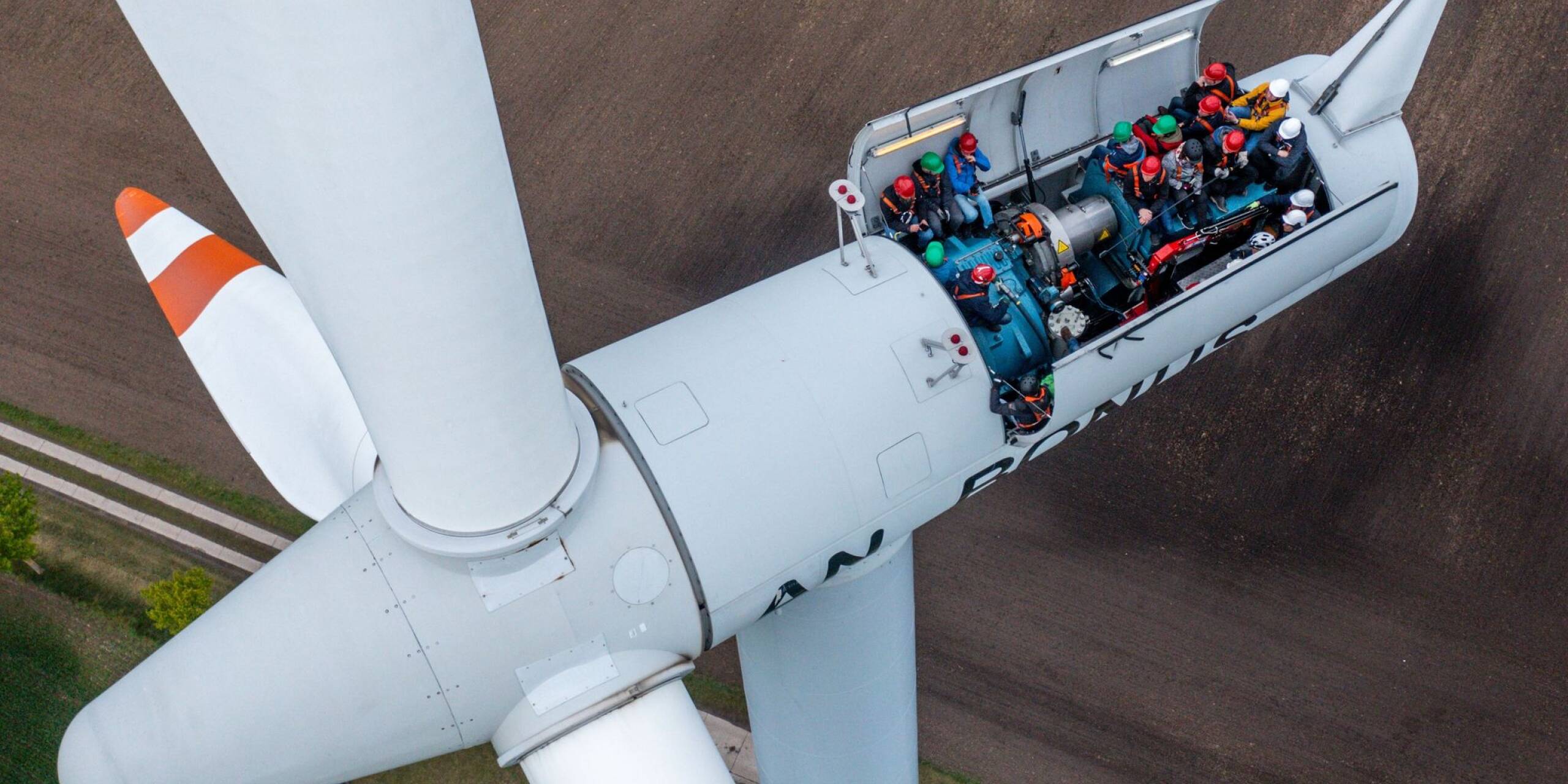 Bürgermeister, Lokalpolitiker und interessierte Bürger besichtigten in Rostock die Turbinen auf einer Windkraftanlage mit geöffnetem Dach. Bereits vor dem Tag der Erneuerbaren Energien (27.04.) kann das Windrad besichtigt werden.