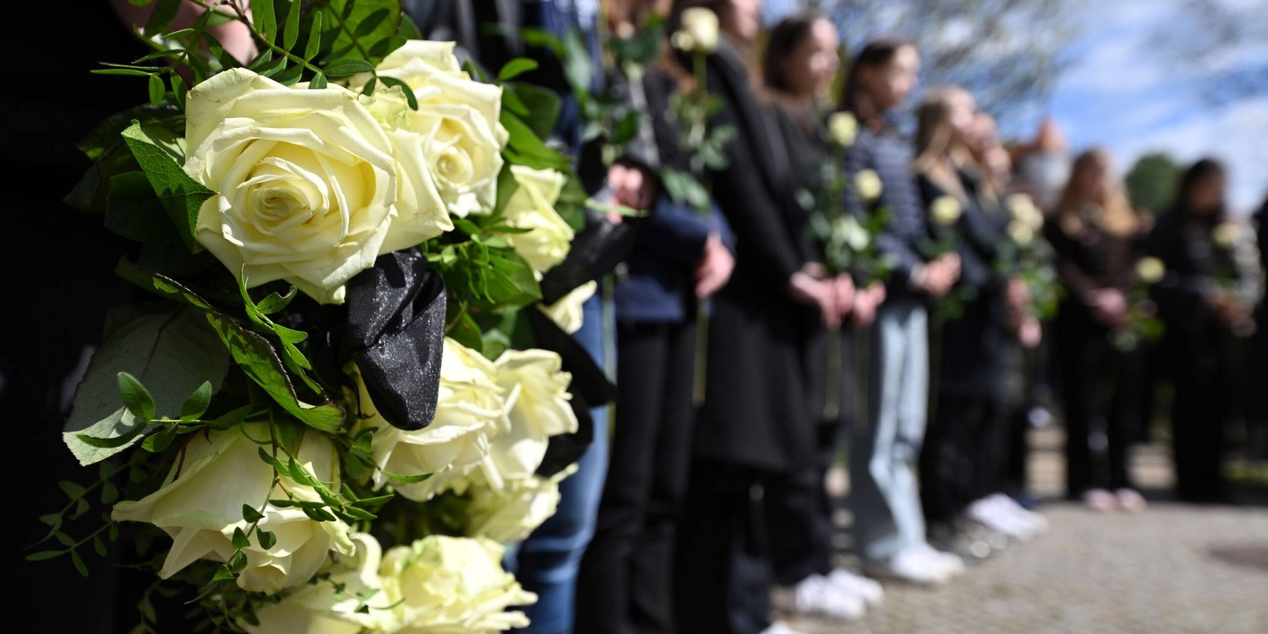 Gedenkveranstaltung zum Schulmassaker am Erfurter Gutenberg-Gymnasium: Am 26. April 2002 hatte ein 19-jähriger Ex-Schüler zwölf Lehrer, zwei Schüler, eine Sekretärin sowie einen Polizisten erschossen und sich dann selbst getötet.