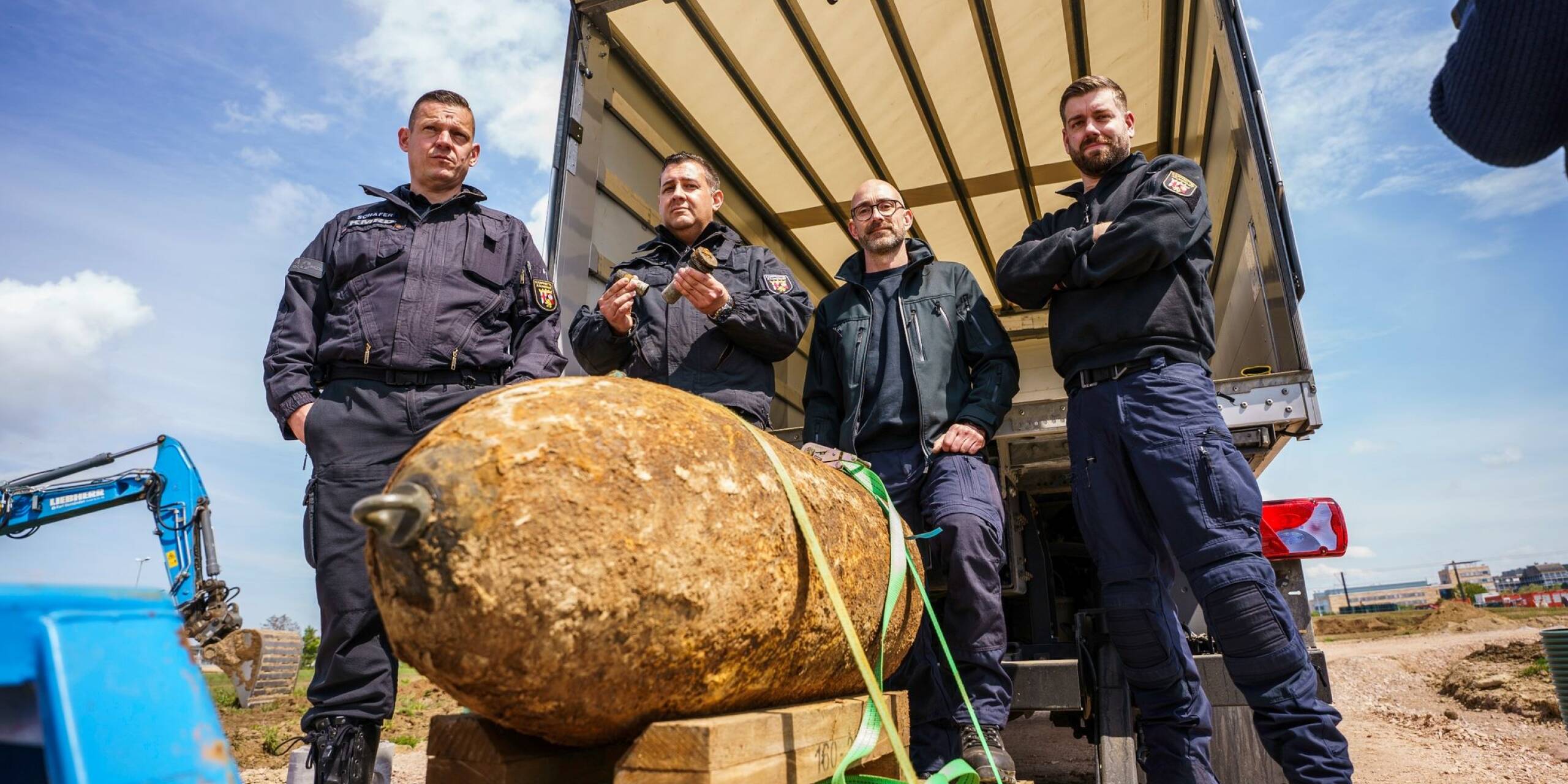 Erfolgreich entschärft: Mitarbeiter des Kampfmittelräumdienstes Rheinland-Pfalz stehen um die US-amerikanische 500-Kilo-Bombe in Mainz, die nach rund 80 Jahren immer noch als gefährlich galt.