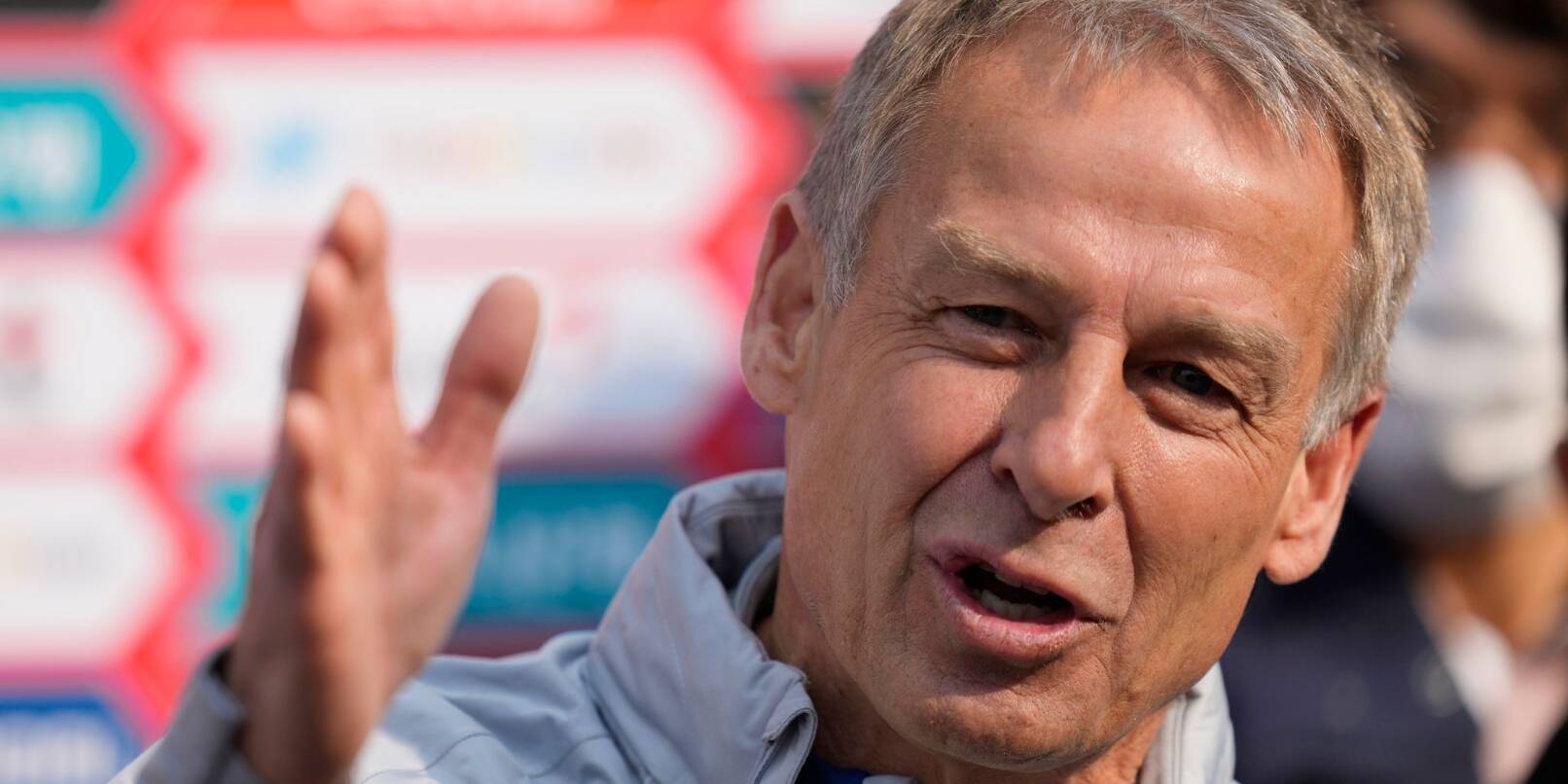 Ex-DFB-Coach Jürgen Klinsmann (r) ist neuer Nationaltrainer von Südkorea.