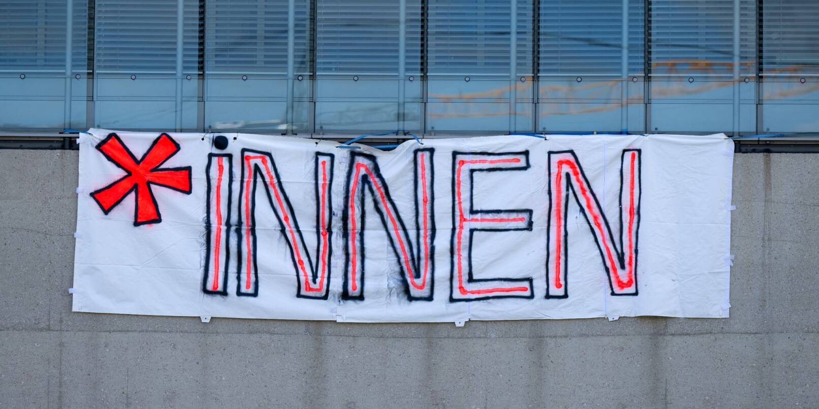 Ein Plakat mit der Aufschrift „*Innen“ ist an der Hochschule für Fernsehen und Film München (HFF) zu sehen.
