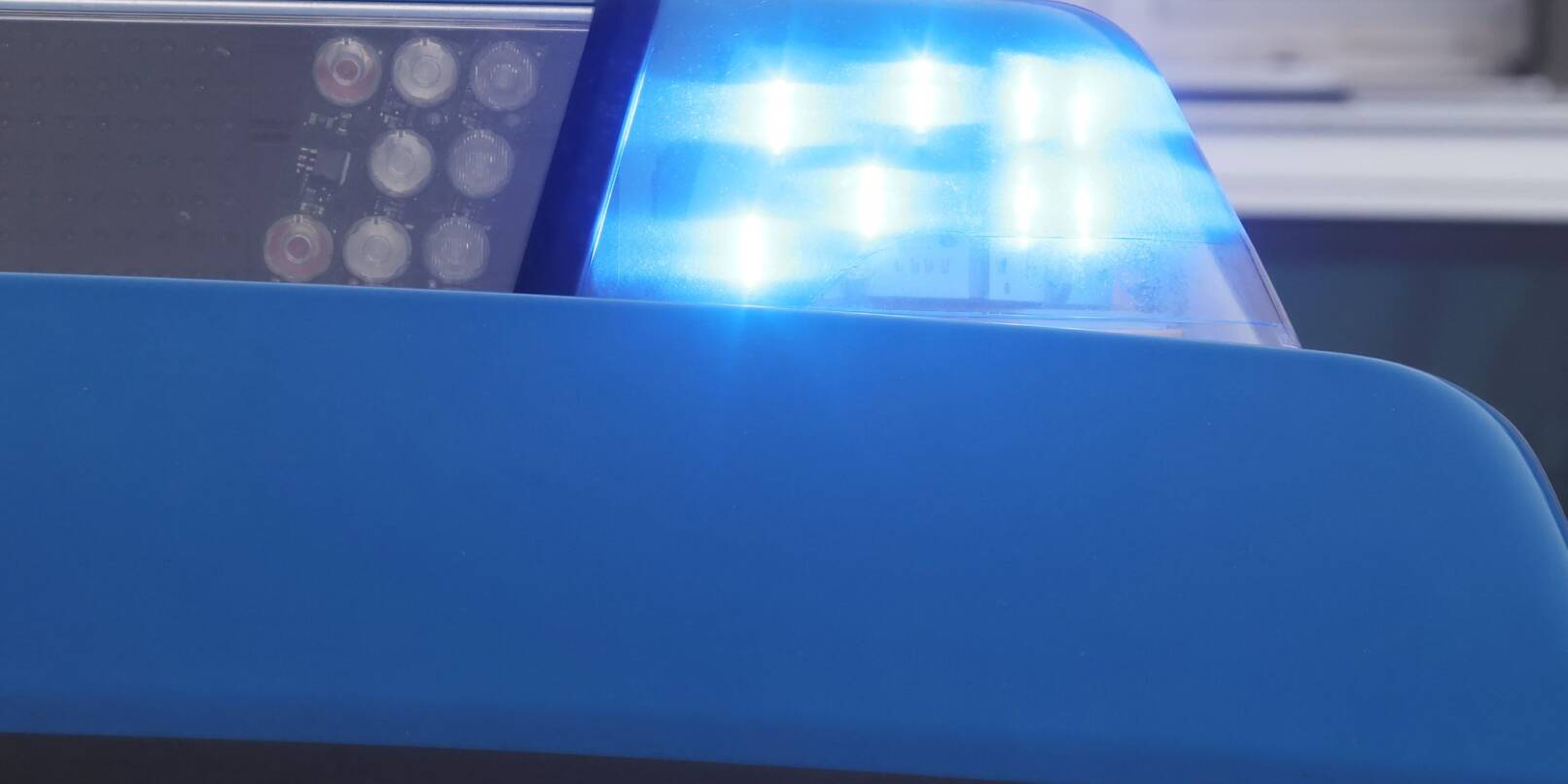 Das blinkende Blaulicht an einem Dienstauto der Polizei.