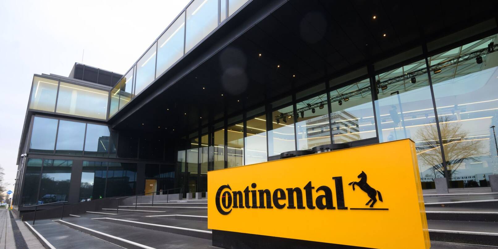 Ein Firmenlogo steht vor der neuen Unternehmenszentrale von Continental.
