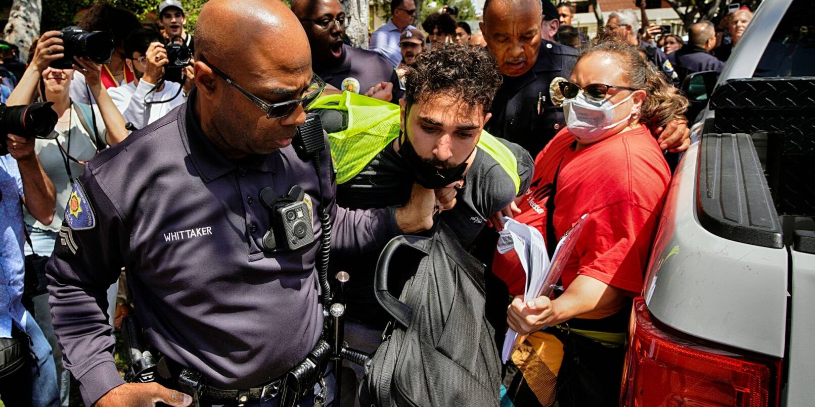 Ein Demonstrant der University of Southern California wird während einer pro-palästinensischen Besetzung des Alumni-Parks in Los Angeles von Beamten des USC Department of Public Safety festgehalten.