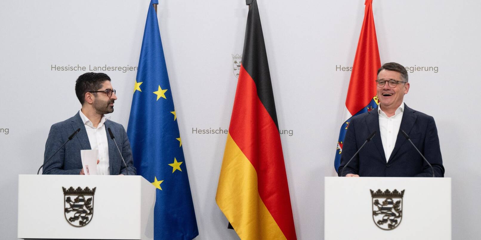 Hessens Ministerpräsident Boris Rhein (CDU, r) und Vize-Regierungschef Kaweh Mansoori (SPD) kommen gemeinsam zu einer Pressekonferenz in der Staatskanzlei.