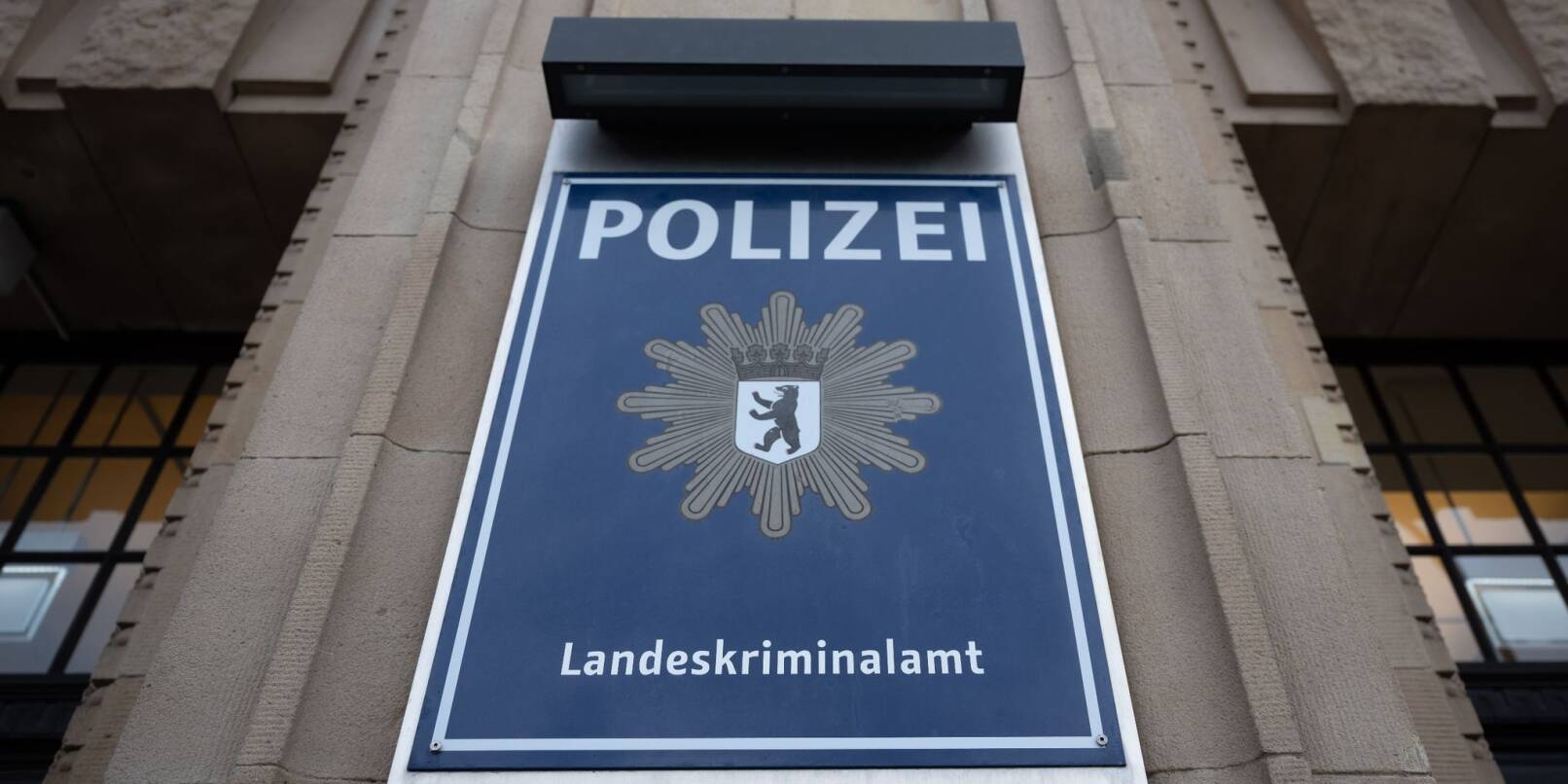 Eine Tafel mit der Aufschrift „Polizei Landeskriminalamt“ hängt an einem Polizeigebäude.