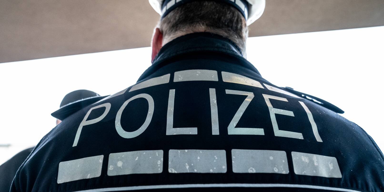 Fußgänger fanden das tote Schaf an einem Bach in Fürth. Die Polizei sucht nach Zeugen, die sachdienliche Hinweise geben können.