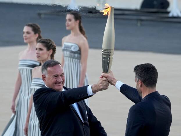 Griechen übergeben olympisches Feuer an Paris
