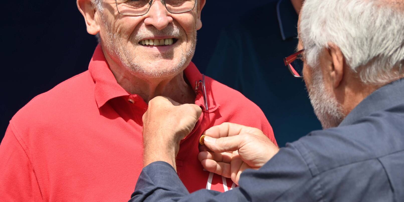 Rolf Bader verleiht Rainer Nies 2022 die Silberne Ehrennadel des Badischen Leichtathletik-Verbands für sein außergewöhnliches Engagement rund um den Hemsbacher Altstadtlauf.