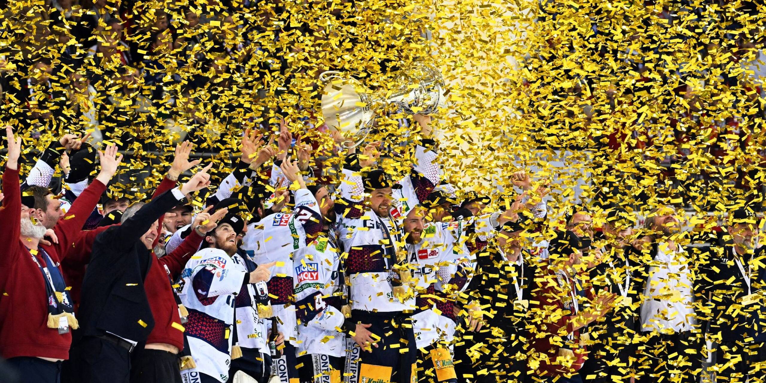Die Eisbären Berlin sind wieder deutscher Meister. Der Vorrundenzweite der Deutschen Eishockey Liga sicherte sich durch das 2:0 in Bremerhaven beim Hauptrundensieger Fischtown Pinguins vorzeitig den zehnten Meistertitel und damit die dritte Meisterschaft seit 2021.