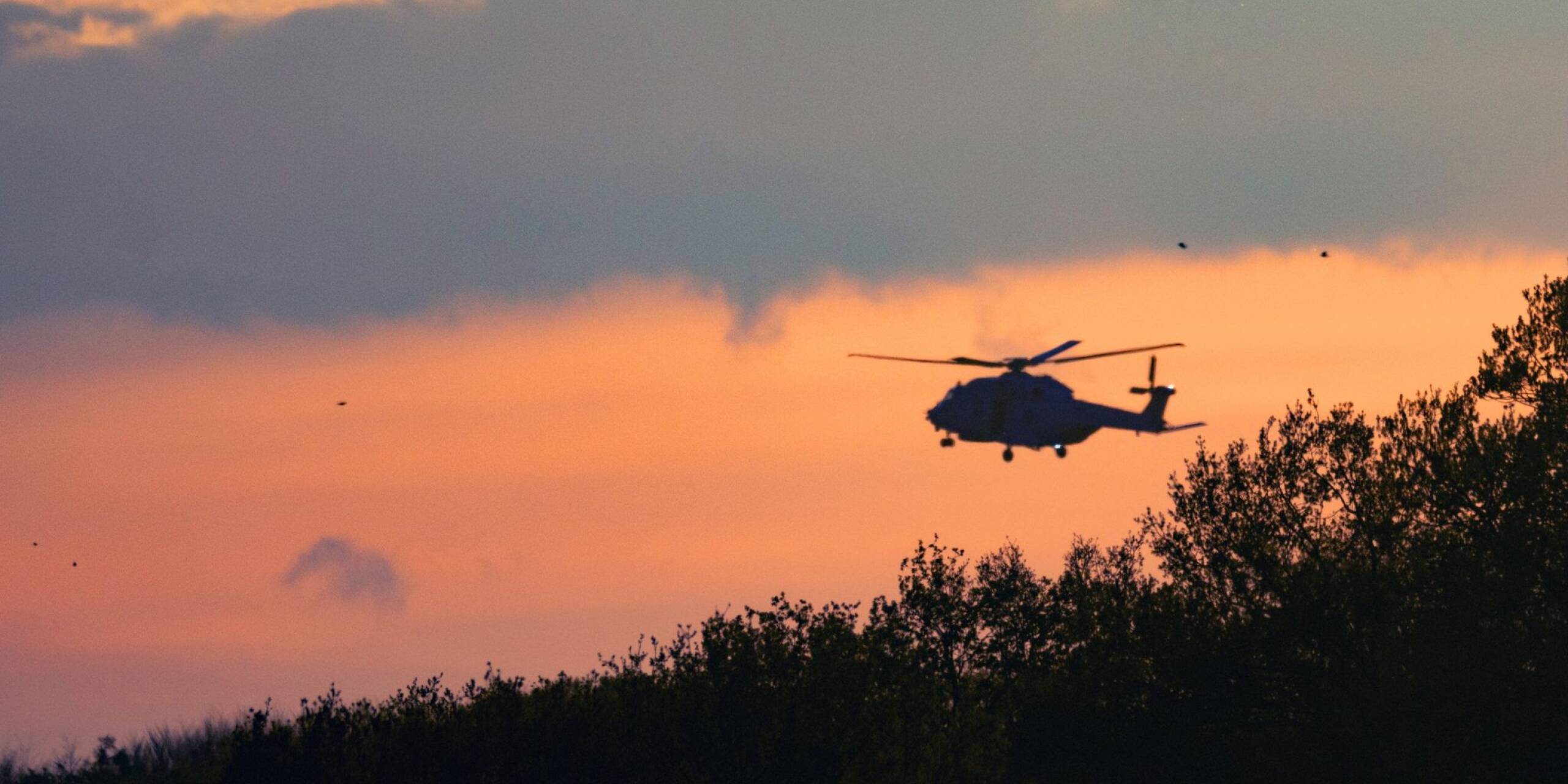 Seit Montagabend wird der sechsjährige Arian vermisst. In Bremervörde im nördlichen Niedersachsen setzt die Bundeswehr auch Hubschrauber ein. Rund 200 Soldaten mit Nachtsichtgeräten sollen in der Nacht nach dem Jungen suchen.