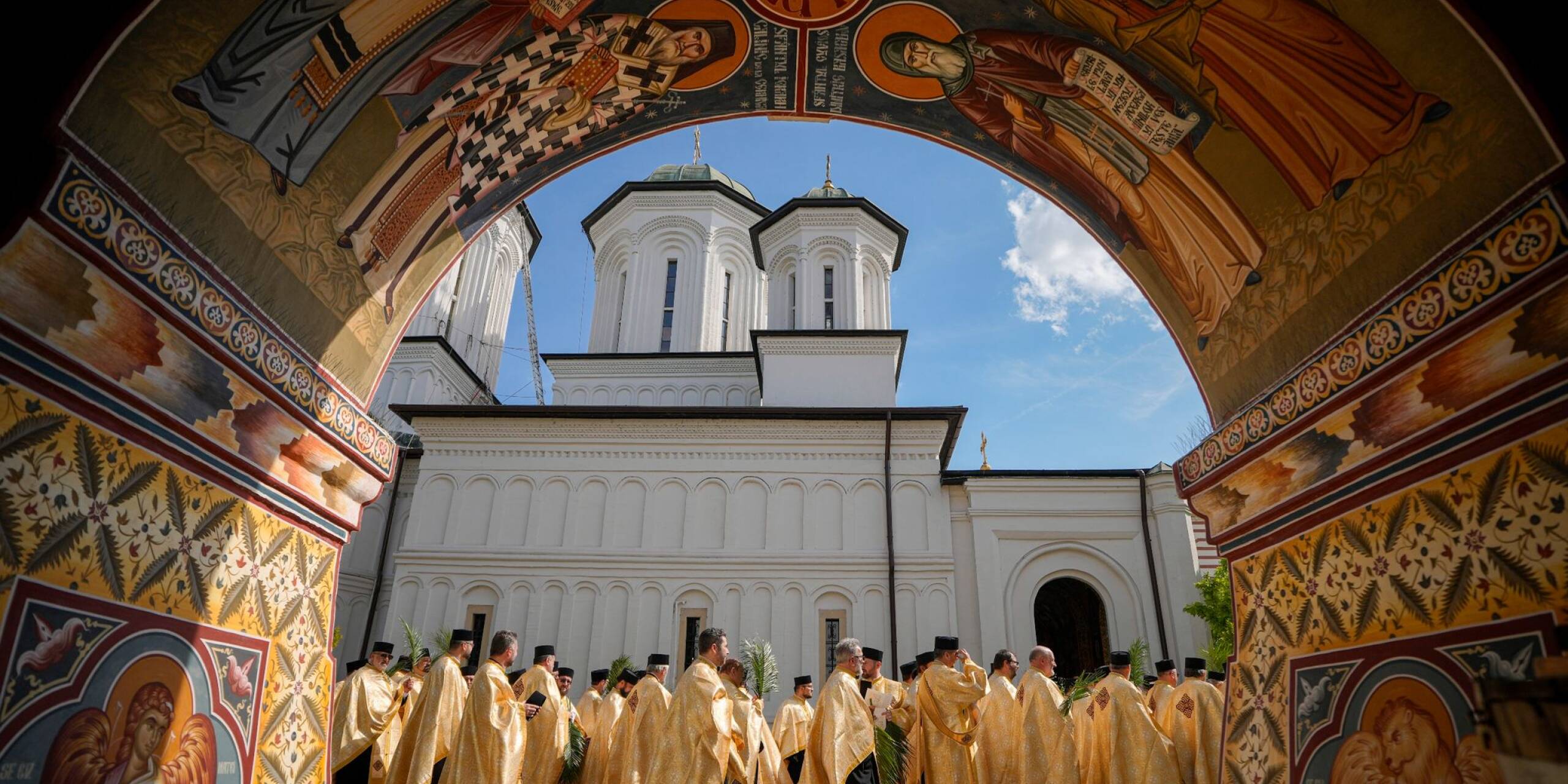 Hunderte Priester und Gläubige versammeln sich nach einer Palmsonntagswallfahrt in Bukarest. Gemeinsam ziehen sie am Palmsonntag des orthodoxen Kalenders durch die rumänische Hauptstadt.