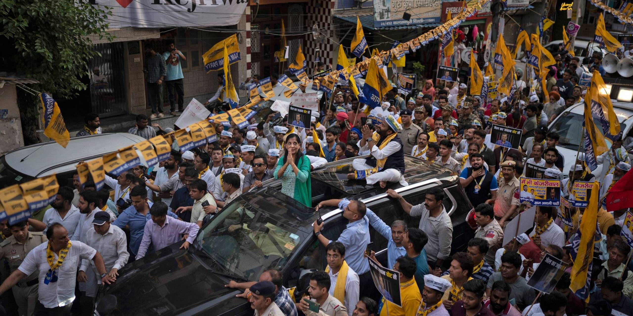 Mit einem Zug von Anhängern fährt Sunita Kejriwal während der laufenden Nationalwahlen in Indien durch die Straßen Neu Delhis. Ihr Ehemann Arvind Kejriwal, ehemaliger Regierungschef und prominenter Oppositionsführer, wurde im März verhaftet.