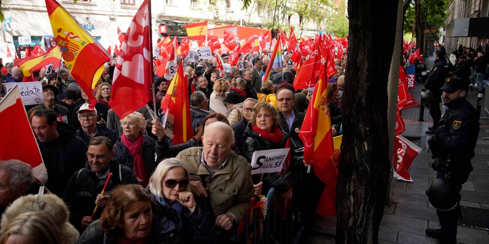 Gegen einen möglichen Rücktritt: Anhänger des spanischen Ministerpräsidenten Pedro Sánchez versammeln sich während einer Demonstration vor der Parteizentrale der PSOE.