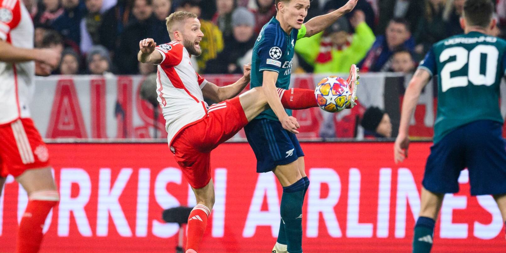 Münchens Konrad Laimer (l) in Aktion gegen Arsenals Martin Ødegaard (r).