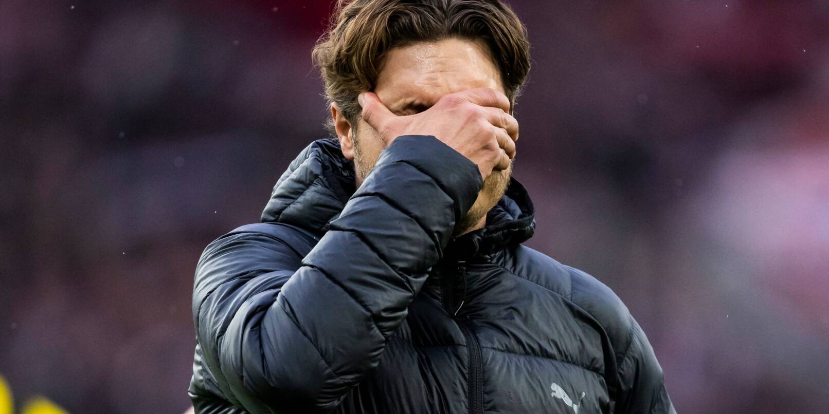 Dortmunds Trainer Edin Terzic reagiert unzufrieden nach dem Spiel.