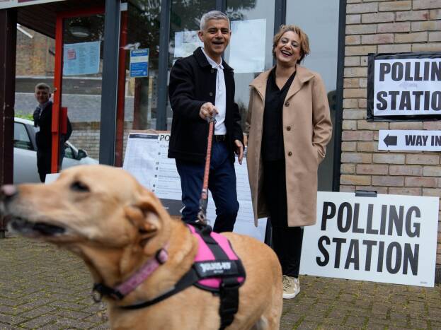 Briten nehmen ihre Hunde mit zum Wählen
