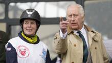 König Charles zeigt sich lachend bei Pferde-Sportturnier
