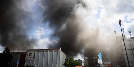 Rauchwolke durch Großbrand über Berlin - Anwohner gewarnt
