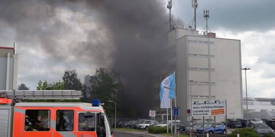 Nach Großbrand in Metallwerk - Feuerwehr gibt Entwarnung
