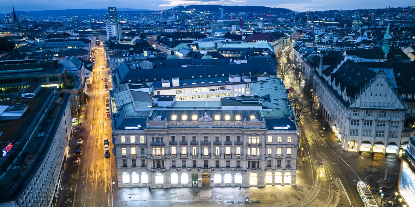 Eine Luftaufnahme zeigt den Hauptsitz der Schweizer Banken Credit Suisse (M) und UBS (l) am Paradeplatz in Zürich.