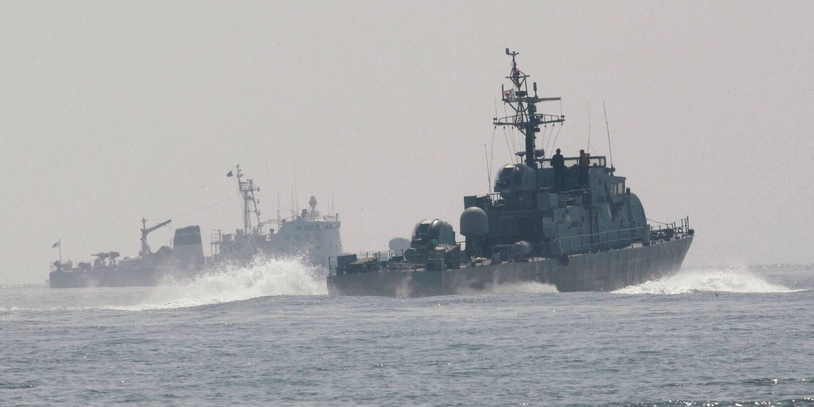 Die südkoreanischen Streitkräfte haben mit Warnschüssen auf ein Militärboot aus Nordkorea reagiert.