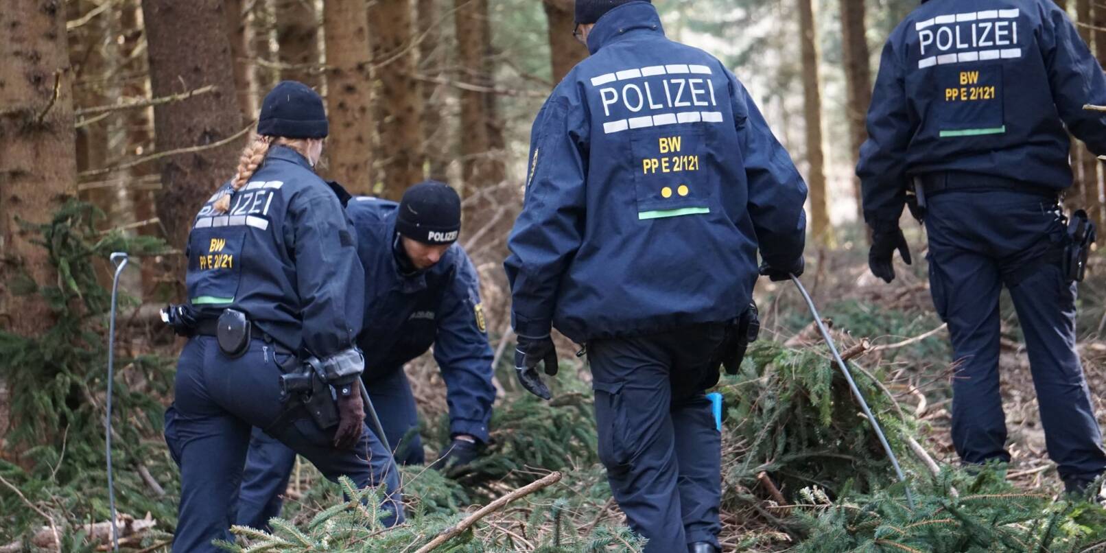 Polizisten suchen in einem Waldgebiet weiter nach einer vermissten 21-Jährigen.