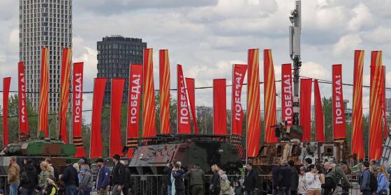Parade ohne Sieg - Putin rüstet sich für langen Krieg

