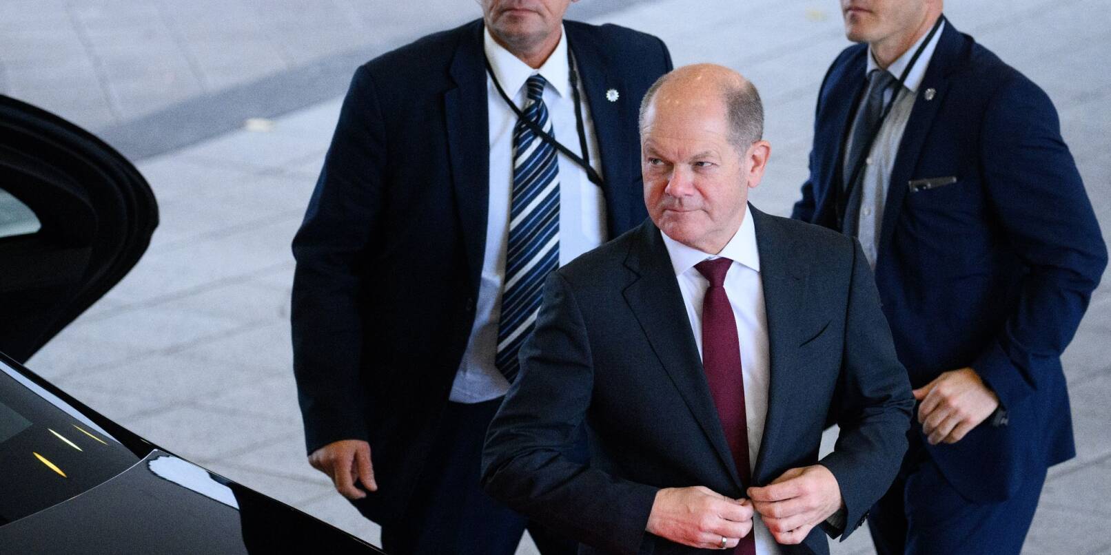 Bundeskanzler Olaf Scholz (SPD, M) wird rund um die Uhr von mehreren Personenschützern bewacht (Archivbild). Bundeskanzler Olaf Scholz (SPD, M) wird rund um die Uhr von mehreren Personenschützern bewacht (Archivbild).